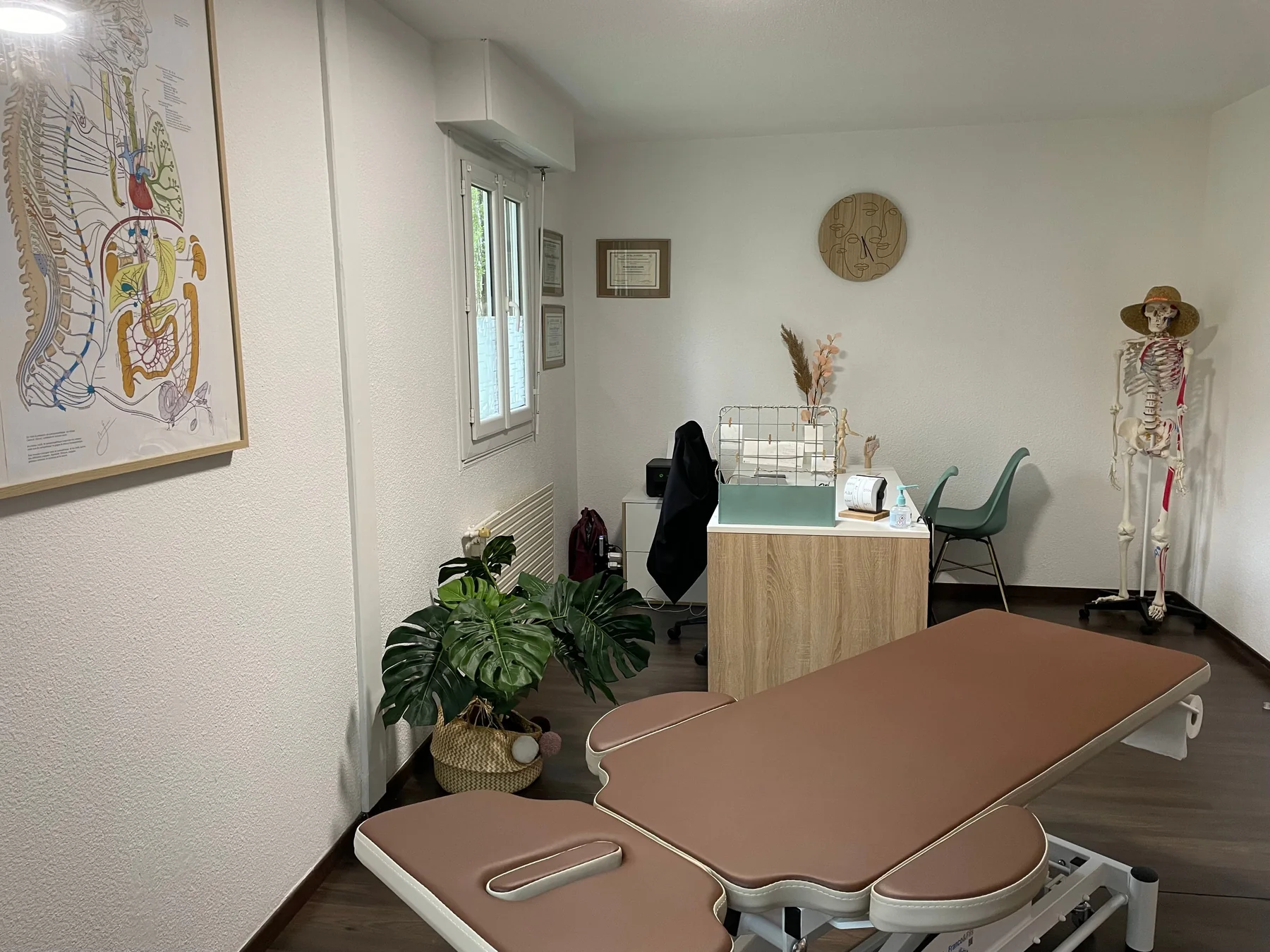 La table de soin et l'espace de consultation du cabinet de Camille Colin